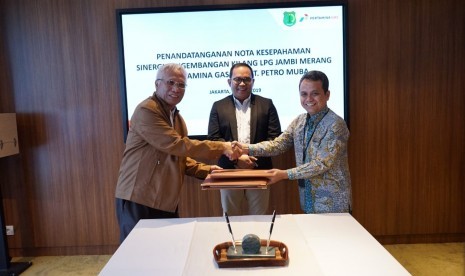 Penandatanganan MoU Antara PT Pertagas dengan PT Petro Muba Tentang Sinergi Pengembangan Kilang LPG Jambi Merang tersebut Bupati Muba Dodi Reza turut didampingi Asisten II Yusman Srianto, Kepala Bapeda Zulfakar, Direktur PT. Taruko Muba Energi Bambang Juniarto, Kabag Humas Herryandi Sinulingga, dan Plt Kabag Protokol Rangga Perdana Putera.