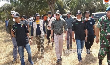 Bupati Muba Dodi Reza Alex Noerdin meninjau langsung penanganan Karhutla di Desa Muara Medak Kecamatan Bayung Lencir, Senin (19/8).