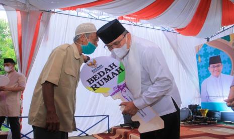 Bupati Muba Dodi Reza Alex Noerdin menyerahkan beberapa bantuan secara simbolis, yakni Bantuan Langsung Tunai Dana Desa, Program Bedah Rumah Tidak Layak Huni BAZNAS Muba, Program Bedah Rumah dari Dinas Sosial Muba, serta bantuan modal usaha UMKM, kelompok dan perorangan. Hal ini  Safari Ramadhan 1442 H Pemerintah Kabupaten Muba dengan mengunjungi tiap kecamatan