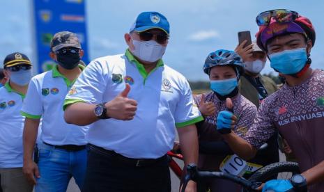 Bupati Muba Dodi Reza Alex Noerdin Sabtu (2/10) di sirkuit Mini Catalunya tersebut resmi membuka kegiatan Skyland Criterium, Latihan Bareng dan Simulasi Lomba Balap Sepeda