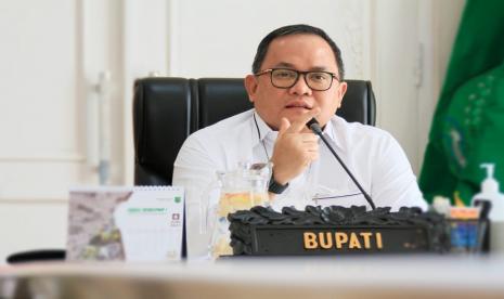  Bupati Muba, Dodi Reza Alex Noerdin, sebagai Ketua Bidang Energi Dan Sumber Daya Mineral (SDM) di kepengurusan Asosiasi Pemerintah Kabupaten Seluruh Indonesia (APKASI), menjadi narasumber pada Seminar Nasional, Peranan Seluruh Elemen Bergotong Royong Menuju Energi Berkeadilan di Masa Pandemi COVID-19 yang dilaksanakan secara Virtual, bertempat di Ruang Rapat Bupati Muba, Senin (2/8).