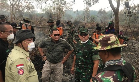 Bupati Muba Dodi Reza bersama aparat keamanan terkait meninjau daerah karhutlah. 