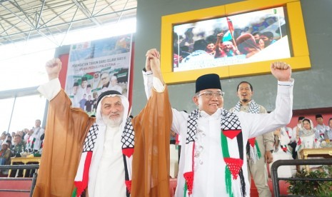  Bupati Muba Dodi Reza dan Wali Kota Al-Zawaida Gaza Palestina Dr Ayman Sulaiman Salam Abu Sweireh sangat takzim denga kegiatan Konser Amal Peduli Palestina yang diinisiasi Bupati Muba Dodi Reza bersama Komite Nasional Rakyat Palestina (KNRP) di Stable Berkuda, Senin (16/9). 