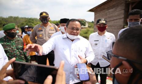 Bupati Muba Dodi Reza di sela penyaluran bantuan pangan di Kampung Selarai Kecamatan Sekayu, Senin (29/6/2020). 