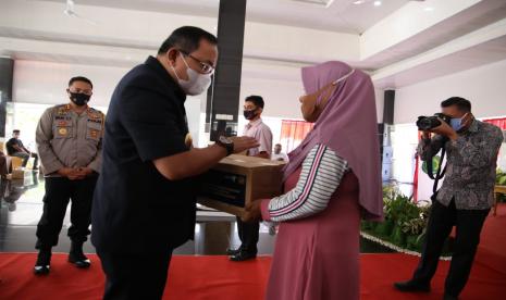 Bupati Muba Dr Dodi Reza Alex Noerdin Lic Econ MBA kembali menyalurkan bantuan kepada pelaku usaha pariwisata di Kabupaten Muba.