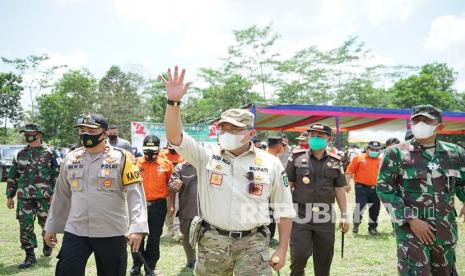 Bupati Muba Dr Dodi Reza Alex Noerdin menghadiri Apel Kesiapsiagaan Personil dan Peralatan Penanggulangan Kebakaran Hutan, Kebun dan Lahan (Karhutbunlah) Kabupaten Musi Banyuasin Tahun 2020 di Kecamatan Lalan, Selasa (29/9). 