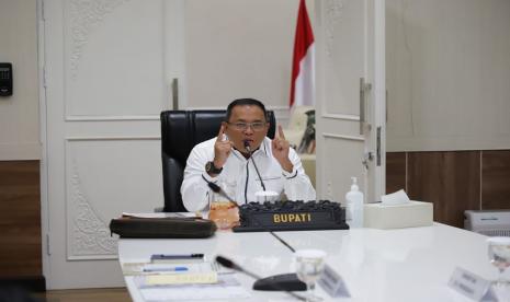 Bupati Muba Dr H Dodi Reza Alex Noerdin Lic Econ MBA memaparkan strategi menuju UMKM Muba bangkit dan maju, pertama Muba menciptakan produk-produk ramah lingkungan yang menarik di pasar yaitu produk batik Gambo Muba dan pelepah pinang.