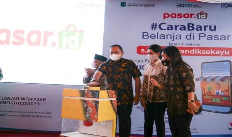 Bupati Muba Dr H Dodi Reza Alex Noerdin Lic Econ MBA bersama dengan pimpinan Bank rakyat Indonesia (BRI) Cabang Sekayu telah melaunching Pasar.id Pasar Randik Sekayu, pasar tradisional online unggulan Nasional di Kabupaten Muba, Jumat (11/12) di halaman kantor UPTD pasar Randik Sekayu.