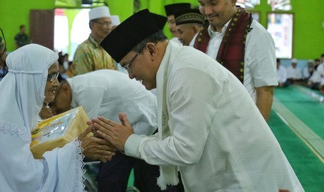  Bupati Muba H Dodi Reza Alex bersama pejabat terkait lainnya memberikan sejumlah bantuan saat memperingati memperingati Nuzulul Qur’an 1440 H 