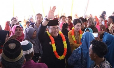 Bupati Muba H Dodi Reza Alex Noerdin dan Ibu Hj Thia Yufada Dodi saat menghadiri Acara Pelantikan Kepala Desa dalam Kabupaten Muba beberapa waktu yang lalu.