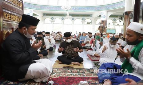 Bupati Musi Banyuasin  Dodi Reza Alex Noerdin  beserta Jajaran OPD di Lingkungan Pemkab Muba menggelar istigosah dan doa bersama s di Masjid Jami’ An-Nur, Sekayu, Jumat (22/1).