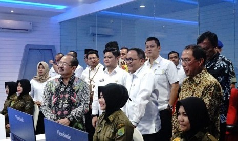 Bupati Musi Banyuasin Dodi Reza Alex Program dengan didampingi Ketua Ombudsman Amzulian Rifai dan Direktur Pengembangan Pita Lebar, Direktorat Penyelenggara Pos dan Informatika Kementerian Komunikasi dan Informatika Benyamin Sura, Kamis (25/10) meresmikan Progam Fast Track Muba Siaga 112 yang merupakan layanan Nomor Tunggal Panggilan Darurat (NTPD).