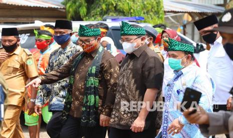 Bupati Musi Banyuasin Dr Dodi Reza Alex Noerdin dan Kepala BKKBN RI, Dr (HC) dr Hasto Wardoyo SpOG (K) meninjau peresmian Desa Keluarga Berkualitas (KB) Era Adaptasi Baru di Desa Sidorejo Kecamatan Keluang Kabupaten Muba, Selasa (1/9). 