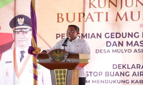 Bupati Musi Banyuasin Dr H Dodi Reza Alex Noerdin Lic Econ MBA meresmikan gedung Badan Usaha Milik Desa (BUMDes) Mulyo Barokah dan Masjid Alfalah di Mulyo Asih Kecamatan Keluang, pada Selasa (17/11).