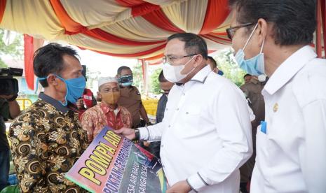 Bupati Musi Banyuasin Dr H Dodi Reza Alex Noerdin menggelar Kunjungan Kerja ke Kecamatan Sanga Desa, dalam rangka Silaturahmi dengan tokoh masyarakat, di Halaman SD Negeri 1 Desa Terusan, Kamis (26/11/2020).