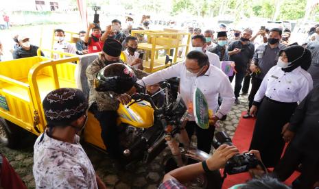 Bupati Musi Banyuasin Dr H Dodi Reza Alex Noerdin menggelar Kunjungan Kerja ke Kecamatan Sanga Desa, dalam rangka Silaturahmi dengan tokoh masyarakat, di Halaman SD Negeri 1 Desa Terusan, Kamis (26/11).