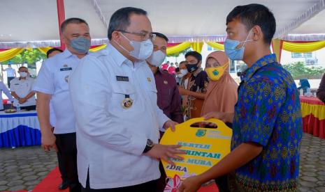 Bupati Musi Banyuasin Dr H Dodi Reza Alex Noerdin Lic Econ MBA melaksanakan kunjungan kerja ke Kecamatan Batang Hari Leko dalam rangka mempererat silaturahmi serta menyerap aspirasi masyarakat secara langsung, di Halaman Kantor Camat Batang Hari Leko, Selasa (12/10).