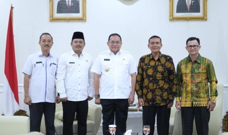  Bupati Musi Banyuasin H Dodi Reza Alex didampingi Kabag Kesra dan Plt Kabag Humas dan perwakilan Kesbangpol menerima Pengurus Jamaat GPIN Sekayu di Ruang Audiensi, Rabu (4/9). 