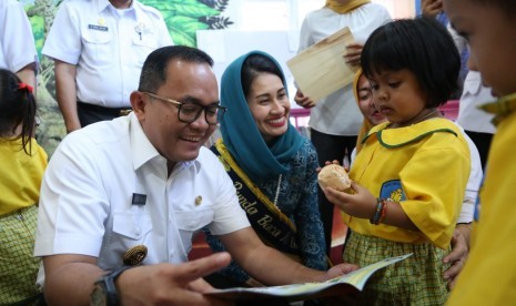 Bupati Musi Banyuasin (Muba) Dodi Reza Alex bersama Ketua Tim Penggerak PKK Thia Yufada bermain dan bercerita dengan anak-anak taman kanak-kanak (TK), Rabu (14/11). 