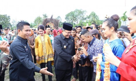 Bupati Musi Banyuasin (Muba) Dodi Reza Alex dengan didampingi Ketua Tim Penggerak PKK Muba Thia Yufada dan Kepala Dinas PMD (Pemberdayaan Masyarakat Desa) Richard Cahyadi, Senin (17/12), disambut warga Desa Desa Nusa Serasan, Kecamatan Sungai Lilin untuk melantik 13 kepala desa secara serentak. 