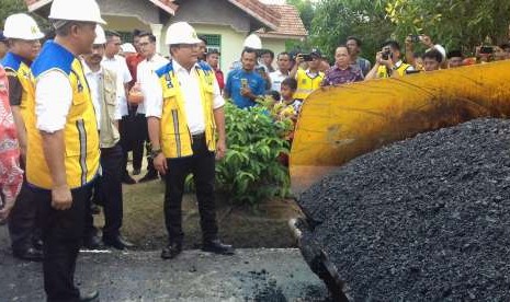 Bupati Musi Banyuasin (Muba) Dodi Reza Alex (ketiga dari kiri), Kamis (11/10) meresmikan pembangunan jalan aspal //hotmix// menggunakan campuran serbuk karet alam teraktivasi (SKAT) di Desa B4 Mulyorejo, Kecamatan Sungai Lilin. Kabupaten Muba, Sumatera Selatan menjadi daerah pertama di Indonesia yang memanfaatkan inovasi karet alam sebagai bahan baku aspal jalan.