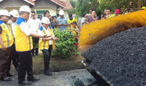 Bupati Musi Banyuasin (Muba) Dodi Reza Alex (ketiga dari kiri), Kamis (11/10) meresmikan pembangunan jalan aspal hotmix menggunakan campuran serbuk karet alam teraktivasi (SKAT) di Desa B4 Mulyorejo, Kecamatan Sungai Lilin. Kabupaten Muba, Sumatera Selatan menjadi daerah pertama di Indonesia yang memanfaatkan inovasi karet alam sebagai bahan baku aspal jalan.