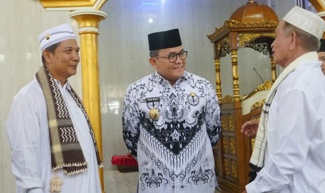 Bupati Musi Banyuasin (Muba) Dodi Reza Alex melakukan safari shalat Jumat di Masjid Al Wustho Kelurahan Soak Baru, Kecamatan Sekayu, Jumat (30/11). Kepada jemaah shalat Jumat Bupati Dodi mengajak umat Islam di Muba mendukung program Muba Mengaji yang tengah gencar dilaksanakan. 