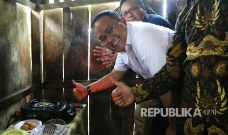 Bupati Musi Banyuasin (Muba) Dodi Reza Alex mencoba memanfaatkan jaringan gas rumah tangga dengan mengoreng telur ayam di rumah warga, Rabu (27/9).