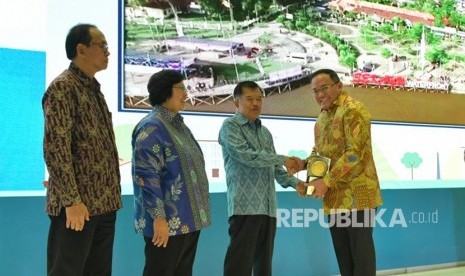 Bupati Musi Banyuasin (Muba) Dodi Reza Alex menerima penghargaan Adipura 2018 yang diserahkan Wakil Presiden Jusuf Kalla dengan didampingi Menteri LHK Siti Nurbaya di Auditorium Sujarwo Gedung Manggala Wanabakti, Jakarta. Senin (14/1).