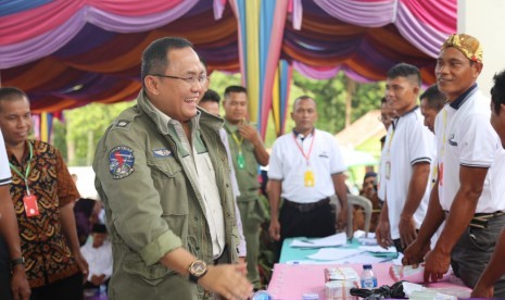 Bupati Musi Banyuasin (Muba) Dodi Reza Alex mengunjungi beberapa desa dan langsung mendatangi tempat pemungutan suara (TPS) untuk melihat langsung pemilihan kepala desa (pilkades) serentak pada 23 desa di daerah itu, Sabtu (10/11). 