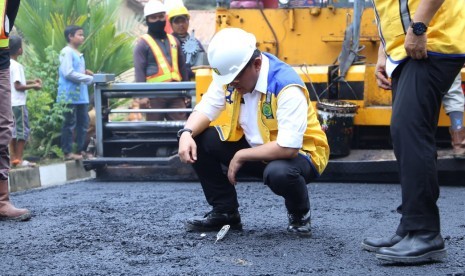 Bupati Musi Banyuasin (Muba) Dodi Reza Alex meninjau langsung pembangunan jalan di daerah tersebut menggunakan bahan campuan Aspal dan karet alam. Muba menjadi daerah pertama di Indonesia yang memanfaatkan inovasi karet alam sebagai bahan baku aspal jalan. 