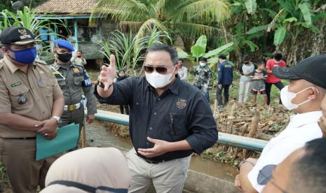 Bupati Musi Banyuasin (Muba) Dodi Reza Alex Noerdin di sela Peninjauan Jalan Lintas Betung-Sekayu Simpang Kerang Desa Lais Kecamatan Lais di Simpang Kerang, Desa Lais, Kecamatan Lais, Rabu (20/1) petang.