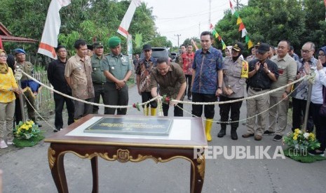 Bupati Musi Banyuasin (Muba) Dodi Reza Alex Noerdin meresmikan pembangunan jalan sepanjang 226.25  km dari dana investasi PT Sarana Multi Infrastruktur (SMI), Senin (9/4).