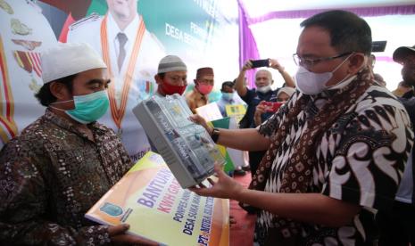  Bupati Musi Banyuasin (Muba) Dodi Reza Alex Noerdin, Rabu (9/12), menyalurkan bantuan untuk mendongkrak ekonomi dan kesejahteraan masyarakat di tengah menghadapi pandemi Covid-19. 