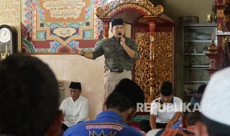  Bupati Musi Banyuasin (Muba) Dodi Reza Alex saat berkunjung ke daerah bertemu dan berdialog dengan warga di masjid.