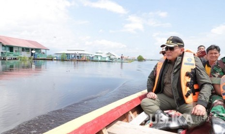 Bupati Musi Banyuasin (Muba) Dr H Dodi Reza Alex didampingi Dandim 0401 Muba dan Kapolres Muba meninjau korban banjir di SP.3 Desa Jud 1 Kecamatan Sanga Desa, Kabupaten Musi Banyuasin.