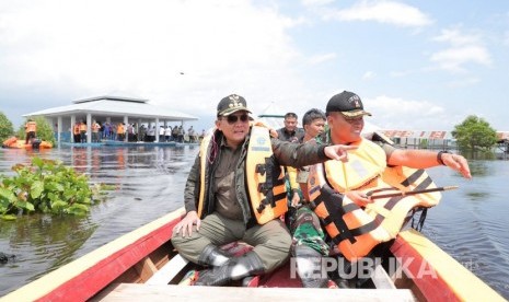 Bupati Musi Banyuasin (Muba) Dr H Dodi Reza Alex didampingi Dandim 0401 Muba dan Kapolres Muba meninjau korban banjir di SP.3 Desa Jud 1 Kecamatan Sanga Desa, Kabupaten Musi Banyuasin.