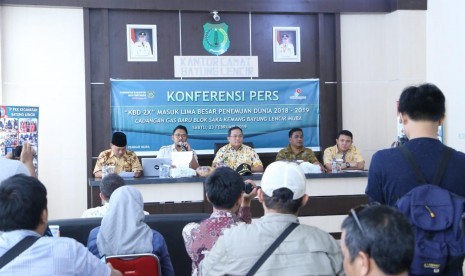 Bupati Musi Banyuasin (Muba) memberikan keterangan pers tentang penemuan cadangan gas alam cadangan gas terbesar ke-5 di dunia di Blok Sakakemang yang dikelola Konsorsium Repsol, Petronas dan Mitsui Oil Exploration. 