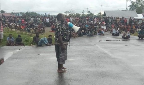 Wakil Bupati Nduga Wentius Nimiangge di hadapanya warganya mengumumkan pengunduran diri dari jabatannya.