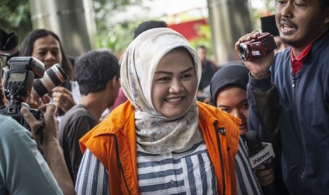 Bupati nonaktif Bekasi Neneng Hassanah Yasin (tengah) bersiap menjalani pemeriksaan di gedung KPK, Jakarta, Selasa (30/10/2018).