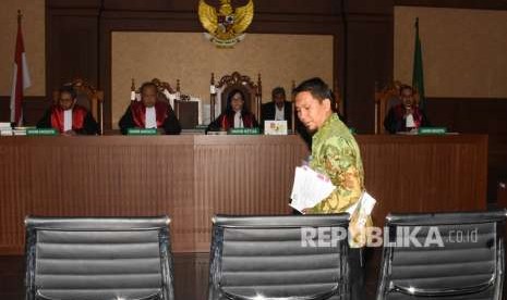 Bupati nonaktif Bener Meriah Ahmadi (tengah) bersiap menjalani sidang kasus dugaan suap Dana Otonomi Khusus Aceh (DOKA) dengan agenda keterangan saksi dari Jaksa Penuntut Umum (JPU) di Pengadilan Tipikor, Jakarta, Senin (1/10). 