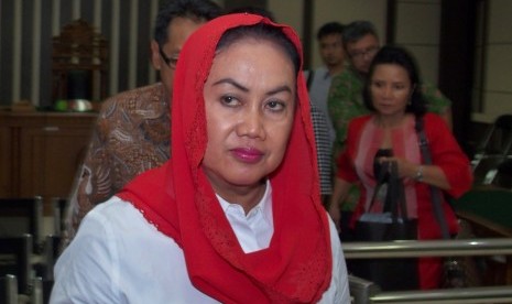 Bupati Nonaktif Klaten Sri Hartini yang menjadi terdakwa dalam kasus suap promosi dan mutasi jabatan berjalan seusai menjalani sidang dengan agenda pembacaan tuntutan, di Pengadilan Tipikor Semarang, Jawa Tengah, Senin (28/8). 