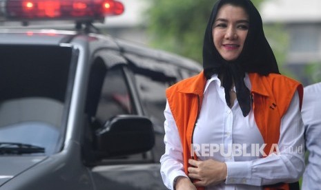 Bupati nonaktif Kutai Kartanegara (Kukar) Rita Widyasari tiba untuk menjalani pemeriksaan di kantor KPK, Jakarta, Kamis (1/2). 