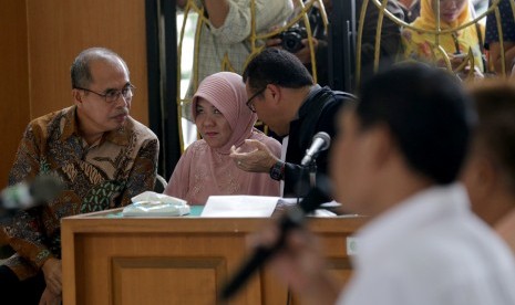 Bupati nonaktif Musi Banyuasin (MUBA) Pachri Azhari (kiri) dan istri Lucianty Pachri (kedua kiri) berbincang dengan kuasa hukum saat mengikuti persidangan di Pengadilan Tipikor Pengadilan Negeri (PN) Klas I Palembang, Sumatra Selatan, Kamis (17/3).