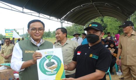 Bupati Pamekasan Baddrut Tamam SPsi (kiri) dan Mokhtar Mahmudi selaku ketua Roumah Wakaf meluncurkan program penanaman pisang cavendish di Desa Samatan, Pamekasan, Selasa (11/1).