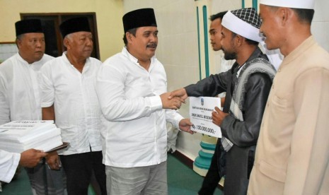  Bupati Pangandaran H Jeje Wiradinata didampingi Wabup Pangandaran H Adang Hadari (kedua dari kiri) menyerahkan secara simbolik bantuan senilai Rp 760 juta kepada 29 lembaga keagamaan dalam safari tarawih keliling (Tarling) di Desa Cimindi, Kecamatan Cigugur, Kabupaten Pangandaran, Senin (13/5).