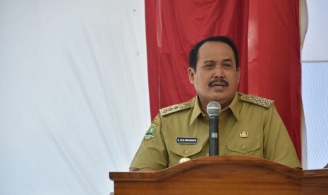 Bupati Pangandaran H Jeje Wiradinata menyampaikan sambutan dalam kegiatan pendidikan dan pelatihan (Diklat) tentang pengamanan dan penertiban kawasan pantai bagi 50 anggota Satgas Jaga Lembur Batukaras di Pangandaran, Senin (18/11)..