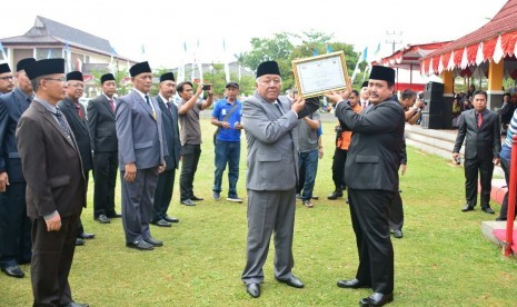 Bupati Pangandaran Jeje Wiradinata (kanan) dan Wabup Pangandaran Adang Hadari menunjukkan piagam penghargaan Kabupaten Pangandaran dalam peringatan Hari Jadi Kabupaten Pangandaran ke-6 di Alun-alun Parigi, Kabupaten Pangandaran, Kamis (25/10). 