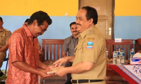 Bupati Pangandaran Jeje Wiradinata memberikan bantuan pada  TK PGRI Bangunjaya Langkaplancar di Komplek Gedung Dakwah Kecamatan Langkaplancar, Pangandaran Senin (8/4)