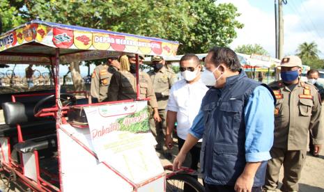 Bupati Pangandaran Jeje Wiradinata memimpin apel gelar pasukan Satpol PP Kabupaten Pangandaran, Jumat (8/10).